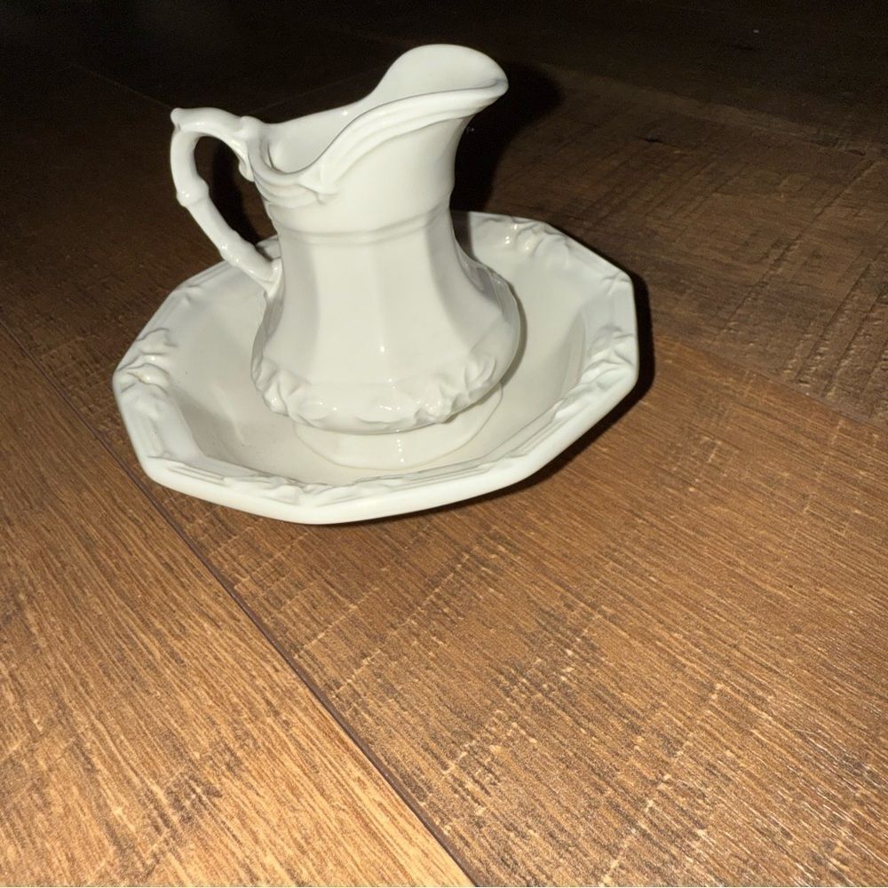 Red cliff White Ceramic Pitcher and Basin Set